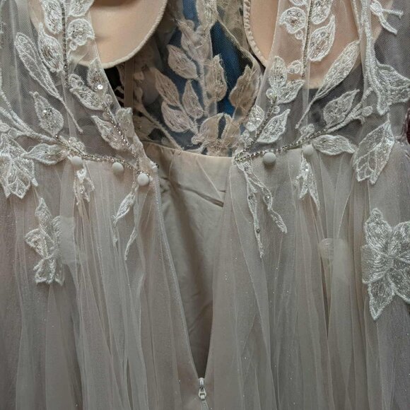 David’s Bridal Illusion Cap Sleeve Lace Wedding Dress Size 14 Ivory/Cashmere - Picture 5 of 16